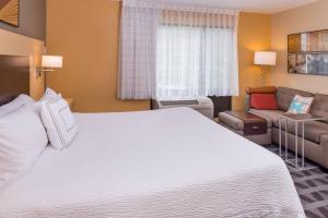 King or Queen Studio with Sofa Bed room in TownePlace Suites Huntington