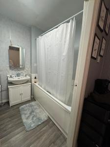 Spare room available, female only!