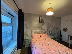 Spare room available, female only!