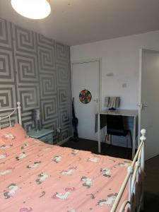 Spare room available, female only!