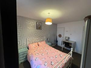 Spare room available, female only!