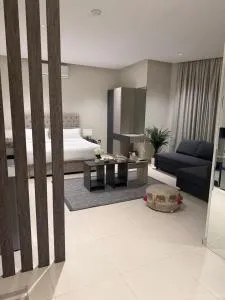 Modern Double Bedroom & Terrace in AlMalqa - الملقا