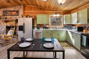 Bigfoots Hideaway Themed Cabin, Views, Pet Friendly, Hot Tub, Fireplace