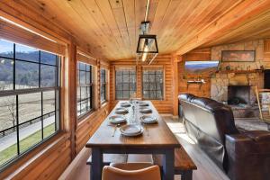 Bigfoots Hideaway Themed Cabin, Views, Pet Friendly, Hot Tub, Fireplace