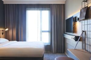 Moxy Sleeper, Guest room, 1 Queen room in Moxy Birmingham NEC