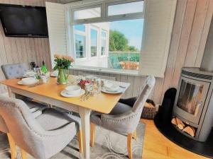 Brixham View House -Spectacular views over the bay and close to beach with parking