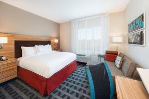 King Studio with Sofa Bed and Adapted Tub - Mobility Accessible room in TownePlace Suites Atlanta Lawrenceville