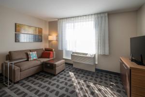 One-Bedroom Queen Suite with Sofa Bed room in TownePlace Suites by Marriott Milwaukee Oak Creek