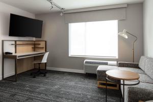 Queen Suite with Sofa Bed room in TownePlace Suites By Marriott Milwaukee West Bend
