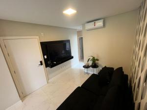Apto com 3 suites na quadra do mar em Meia Praia Itapema