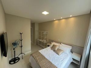 Apto com 3 suites na quadra do mar em Meia Praia Itapema