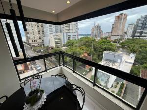 Apto com 3 suites na quadra do mar em Meia Praia Itapema