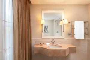 One-Bedroom Senior Executive King Suite with Garden View