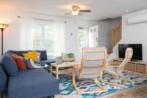 Marthas Vineyard Home Walk to Oak Bluffs Beach! - Oklahoma Heights