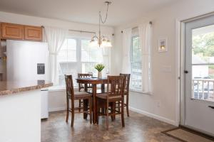 Marthas Vineyard Home Walk to Oak Bluffs Beach!