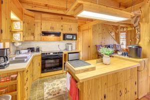 10 Mi to Sardis Lake: Home w Grill in Tuskahoma