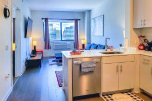 Very posh 1 bed room apartment -City Views, walk to Subway and Ferry, 15 minutes to Manhattan, Min 30 days stay