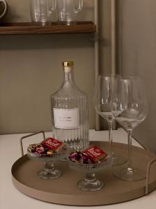 B&B / Chambres d'hotes UN COCON EN VILLE - chambre SPA chic et elegante : photos des chambres