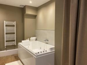 UN COCON EN VILLE - chambre SPA chic et élégante