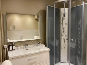 UN COCON EN VILLE - chambre SPA chic et élégante