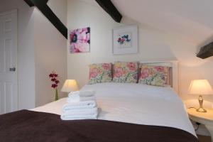 Awelon Holiday Cottage sleeps 10, Hot Tub, Log Burner, North Wales, Porthmadog