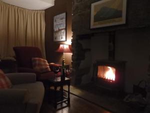 Awelon Holiday Cottage sleeps 10, Hot Tub, Log Burner, North Wales, Porthmadog