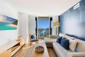 Stylish Beach Apartment with Pool