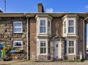 Awelon Holiday Cottage sleeps 10, Hot Tub, Log Burner, North Wales, Porthmadog