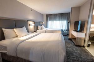 Queen Suite with Two Queen Beds and Tub - Mobility Accessible room in SpringHill Suites Columbus Airport Gahanna