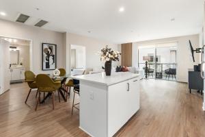 Spinel Stay - Charming 2BR Retreat Zen Garden Views Central