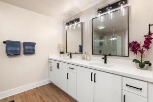 Spinel Stay - Charming 2BR Retreat Zen Garden Views Central