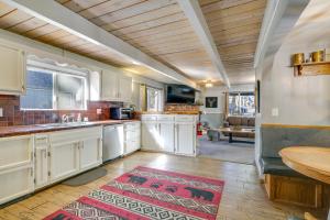 2 Mi to Lake and Skiing Big Bear Family Cabin