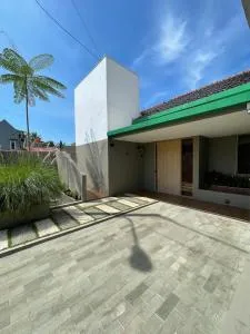 Ngumbara House - Godog