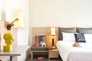 Moxy Queen Sea View, Guest room, 1 Queen, Sea view, Balcony room in Moxy Patra Marina