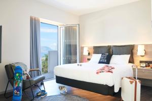 Moxy Queen Family, Guest room, 1 Queen, Sofa bed, Sea view room in Moxy Patra Marina