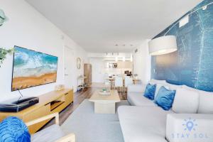 Modern 1BR with Pool & Balcony