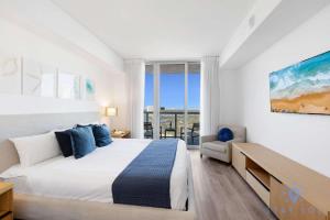 Modern 1BR with Pool & Balcony