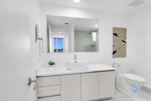 Modern 1BR with Pool & Balcony