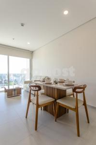 Dazzling 2 Bed Apt Two Blocks From Shop Del Sol
