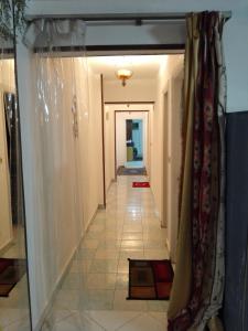 شقة مفروشة بالكامل بجانب المتحف المصري الكبير و أهرامات الجيزة مكيفة بالكامل و بإطلالة علي الأهرامات للايجار