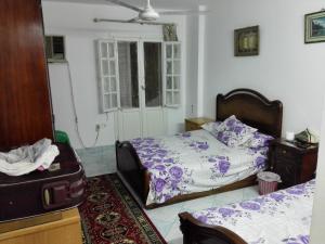 شقة مفروشة بالكامل بجانب المتحف المصري الكبير و أهرامات الجيزة مكيفة بالكامل و بإطلالة علي الأهرامات للايجار