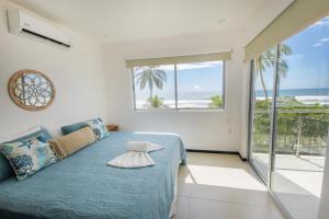 Beautiful Beachfront Condo, Amazing Pool