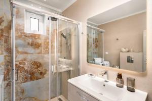 Renia Suite, Near The Sea