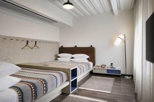 King Suite with Two King Beds and Trundle Bed room in Moxy Nashville Vanderbilt Area