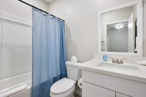 Spacious Two Bedroom Two Bathroom with Free Parking and Cozy Beds