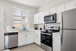Spacious Two Bedroom Two Bathroom with Free Parking and Cozy Beds