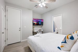 Spacious Two Bedroom Two Bathroom with Free Parking and Cozy Beds