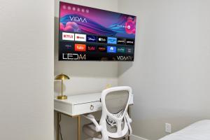 Spacious Two Bedroom Two Bathroom with Free Parking and Cozy Beds
