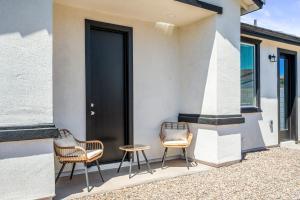Spacious Two Bedroom Two Bathroom with Free Parking and Cozy Beds