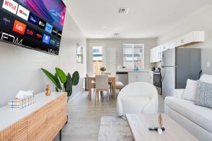Spacious Two Bedroom Two Bathroom with Free Parking and Cozy Beds